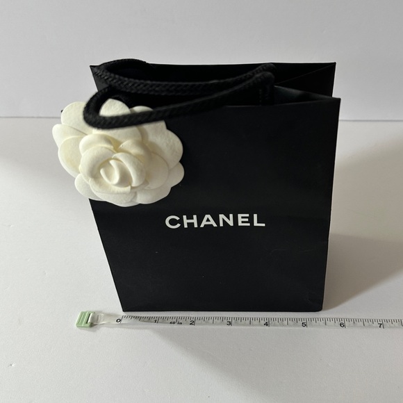 CHANEL Black and White Small Gift Bag - Picture 6 of 8